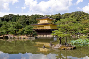 金閣寺の美しい庭園